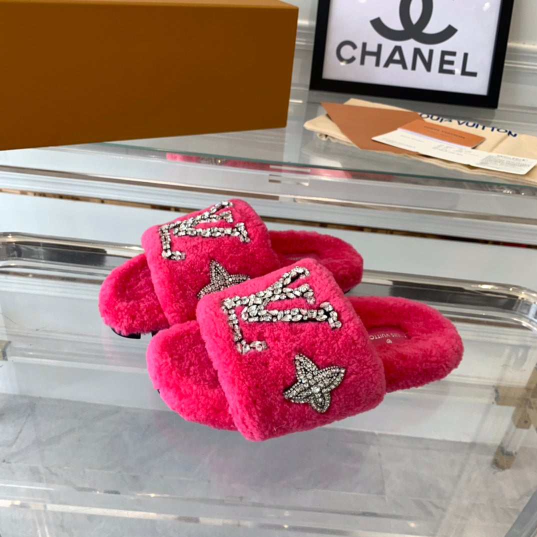 LV WOMEN'S PASEO FLAT SLIPPER IN DEEP PINK FLEECE