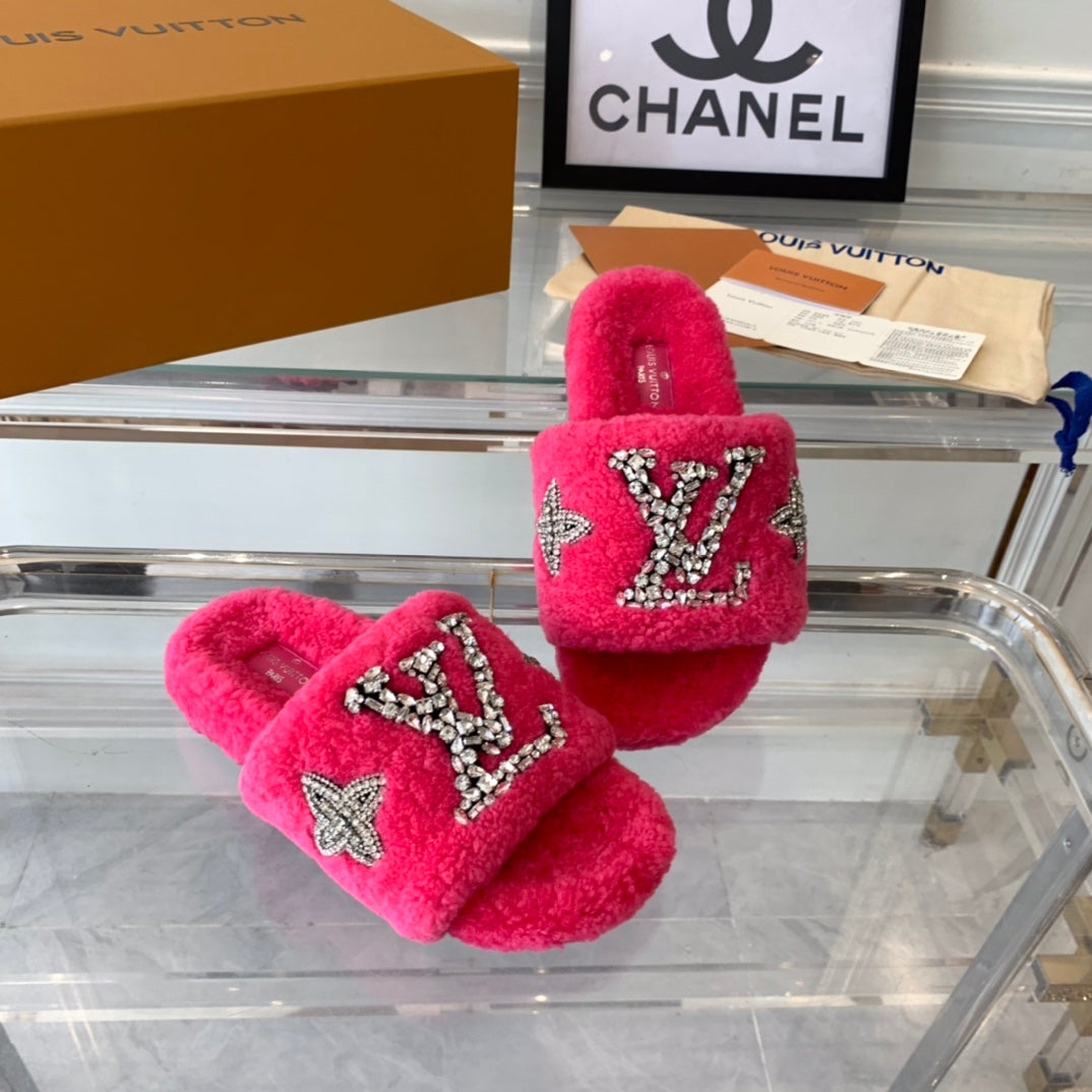 LV WOMEN'S PASEO FLAT SLIPPER IN DEEP PINK FLEECE