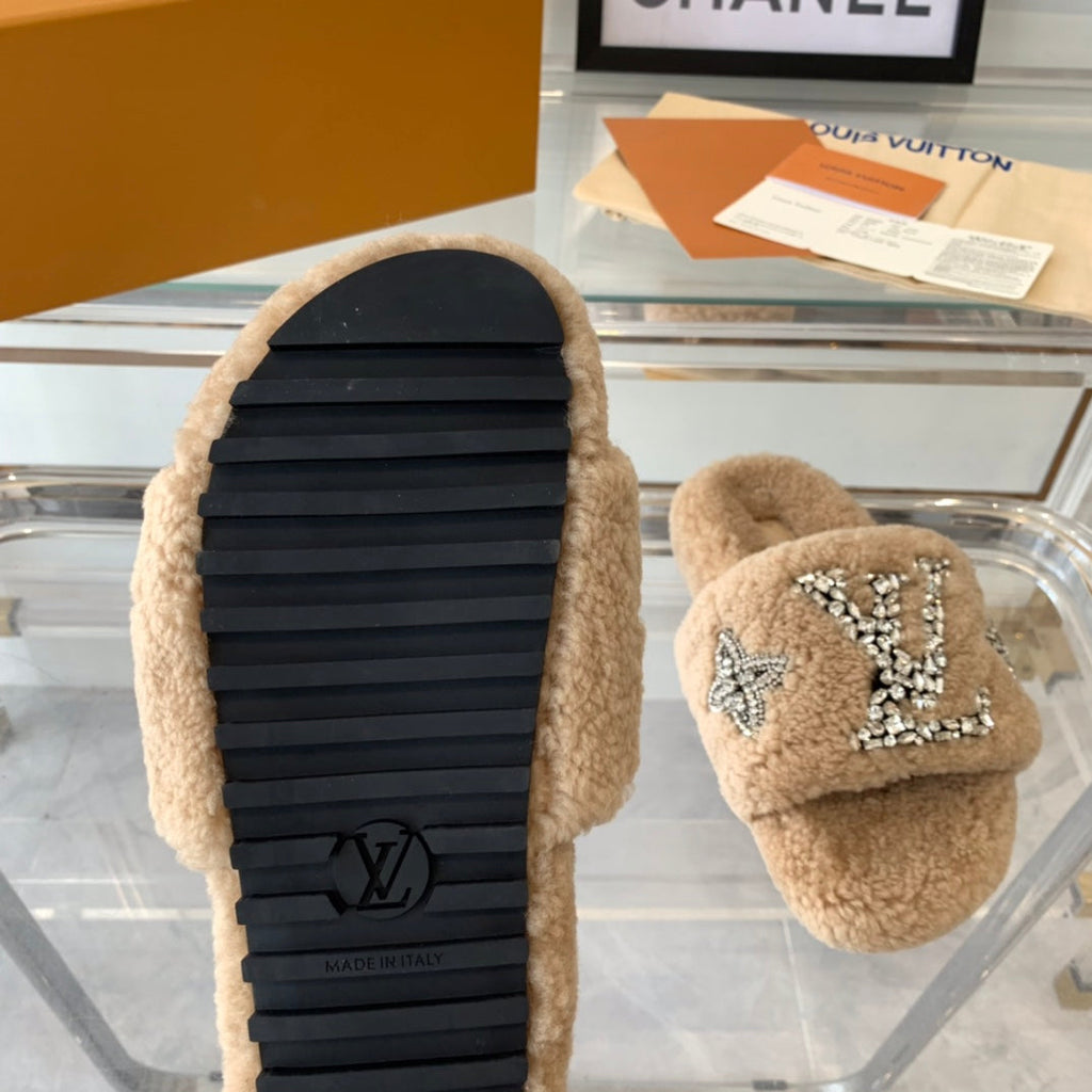 LV WOMEN'S PASEO FLAT SLIPPER IN TAN BROWN FLEECE