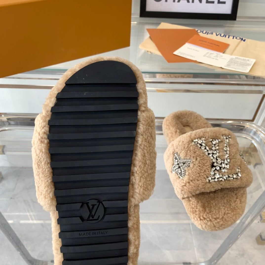 LV WOMEN'S PASEO FLAT SLIPPER IN TAN BROWN FLEECE