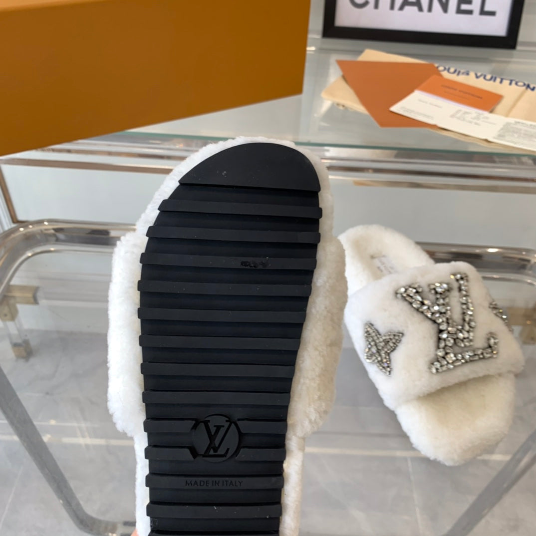 LV WOMEN'S PASEO FLAT SLIPPER IN WHITE FLEECE