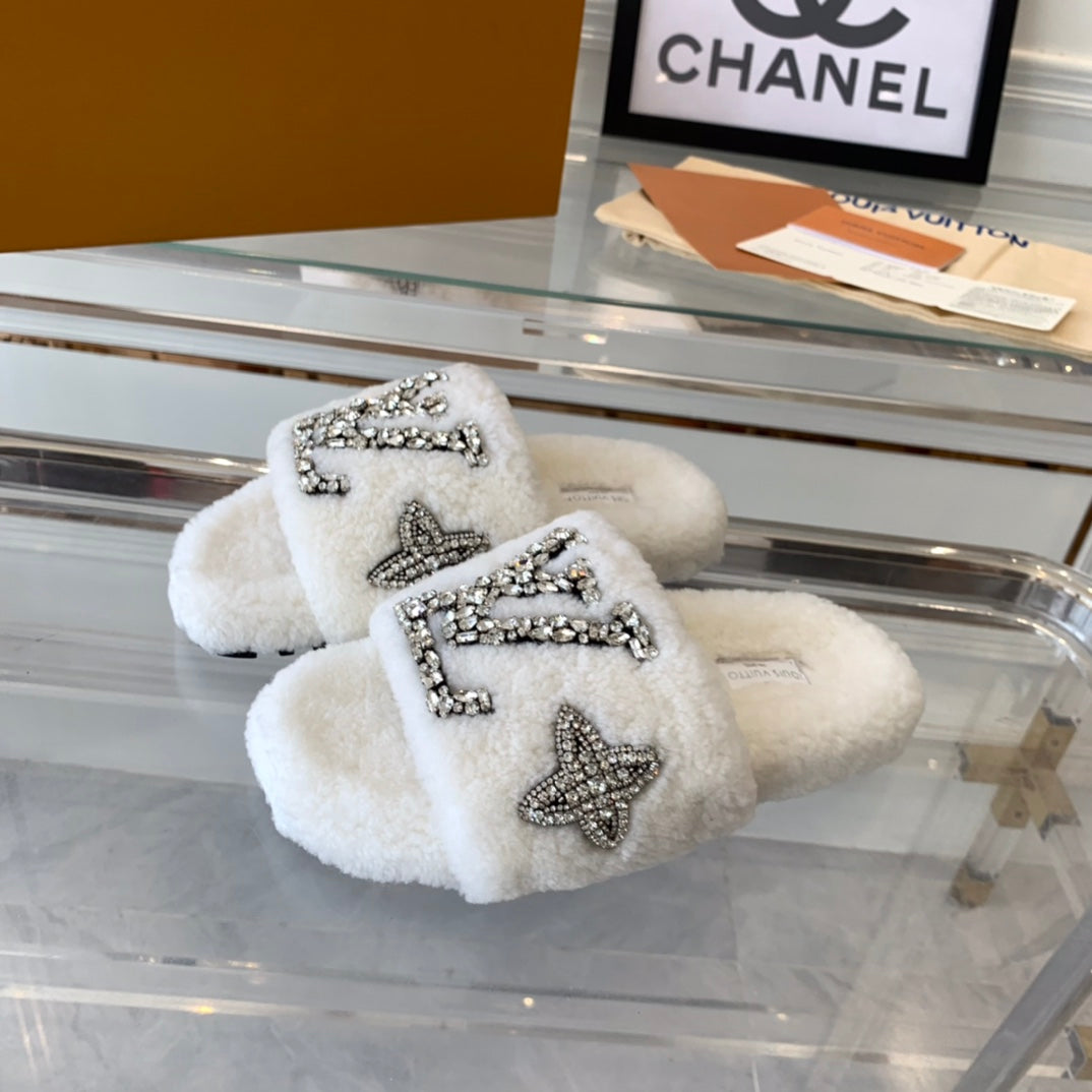 LV WOMEN'S PASEO FLAT SLIPPER IN WHITE FLEECE