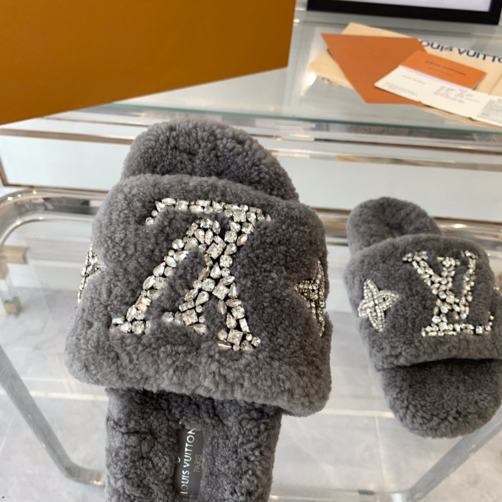 LV WOMEN'S PASEO FLAT SLIPPER IN GREY FLEECE