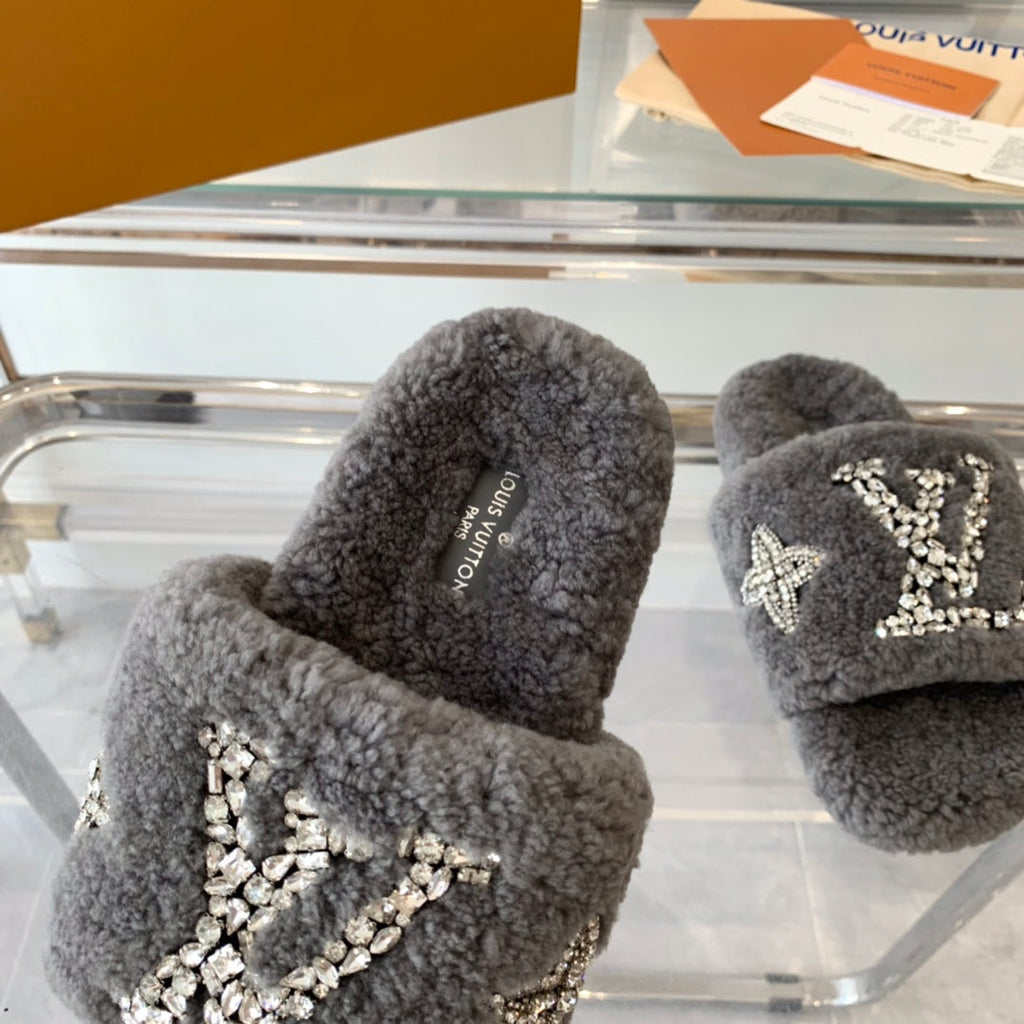 LV WOMEN'S PASEO FLAT SLIPPER IN GREY FLEECE