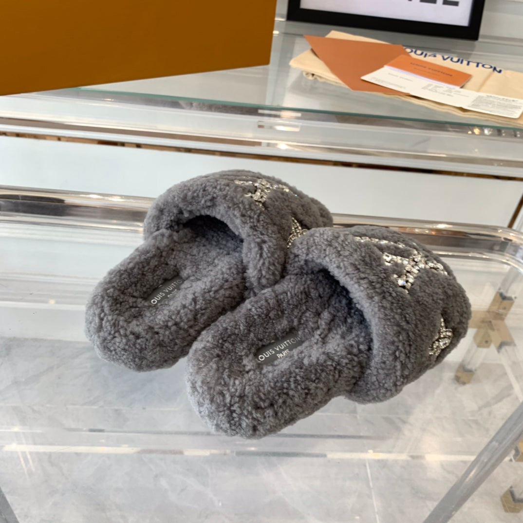 LV WOMEN'S PASEO FLAT SLIPPER IN GREY FLEECE