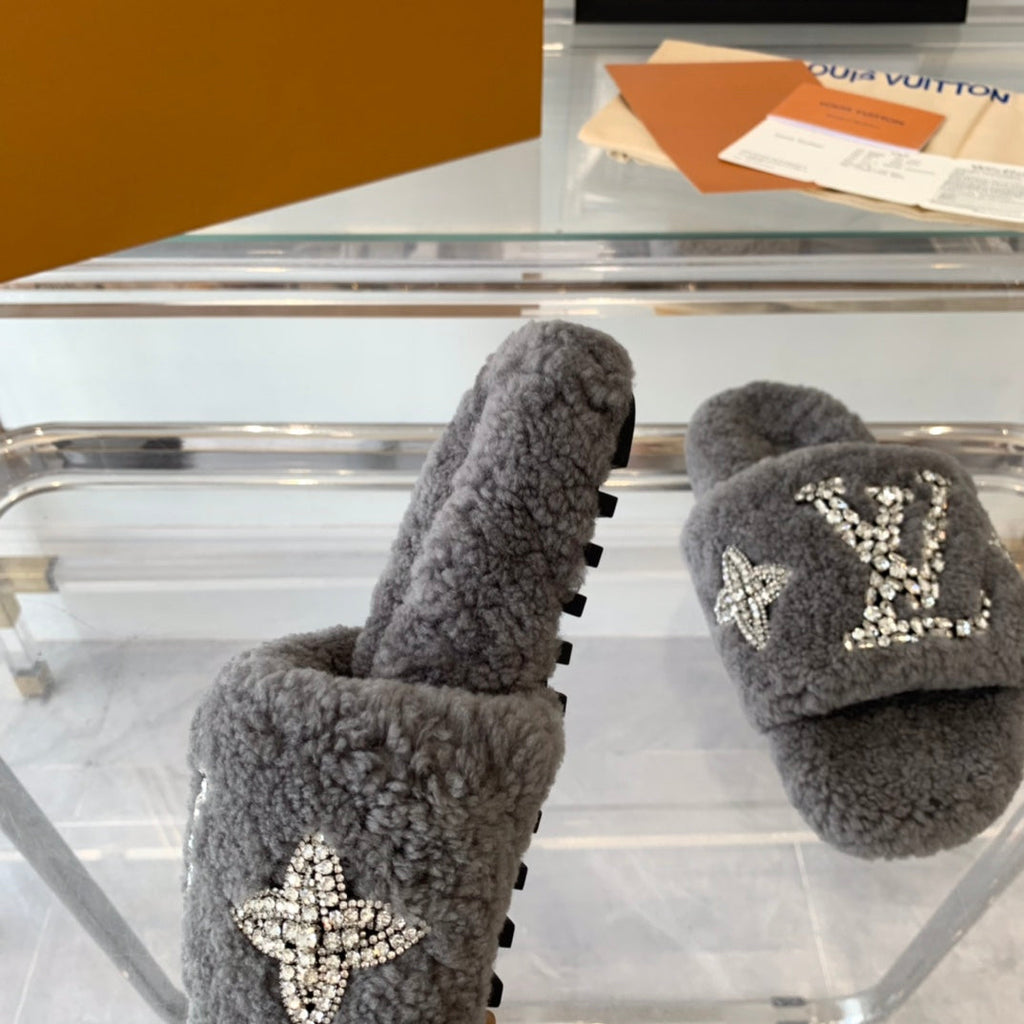 LV WOMEN'S PASEO FLAT SLIPPER IN GREY FLEECE