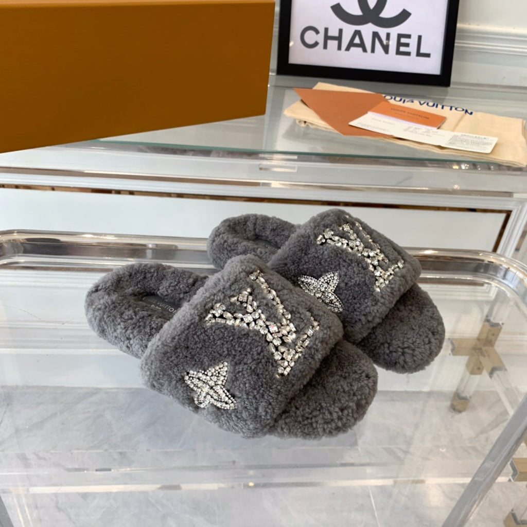 LV WOMEN'S PASEO FLAT SLIPPER IN GREY FLEECE