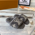 LV WOMEN'S PASEO FLAT SLIPPER IN GREY FLEECE