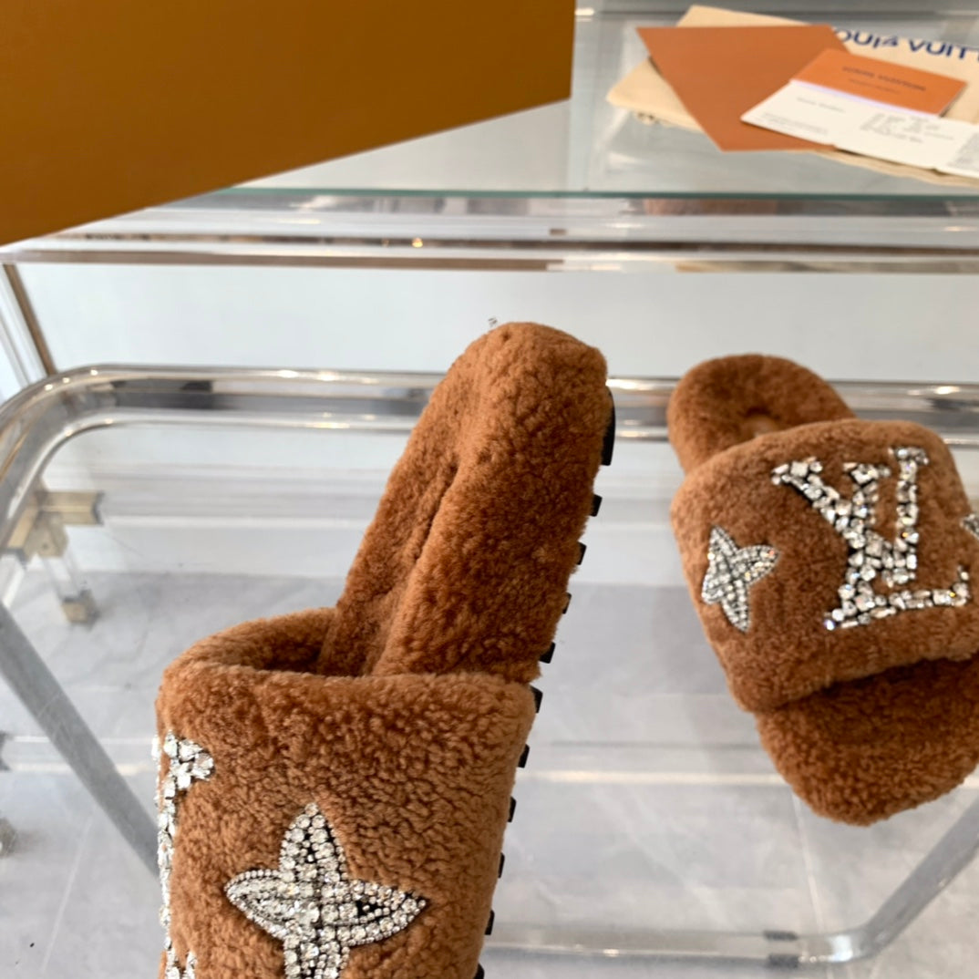 LV WOMEN'S PASEO FLAT SLIPPER IN CINNAMON BROWN FLEECE