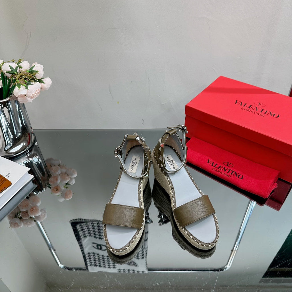 ROCKSTUD WEDGE 85 MM IN MOCHA BROWN CALFSKIN