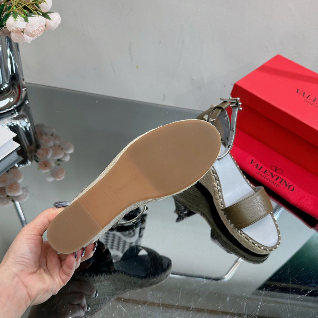 ROCKSTUD WEDGE 85 MM IN MOCHA BROWN CALFSKIN