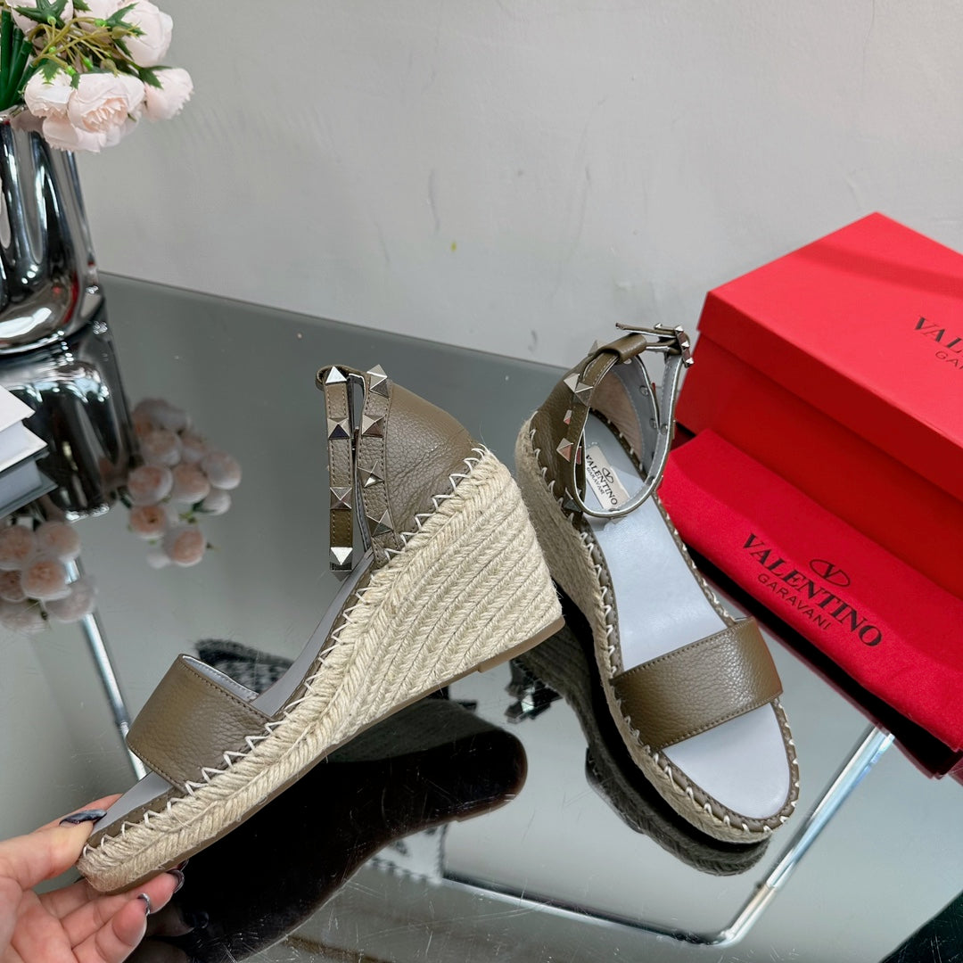 ROCKSTUD WEDGE 85 MM IN MOCHA BROWN CALFSKIN