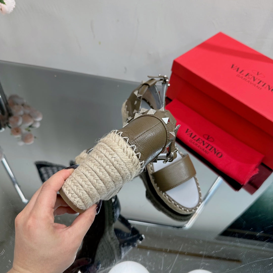 ROCKSTUD WEDGE 85 MM IN MOCHA BROWN CALFSKIN