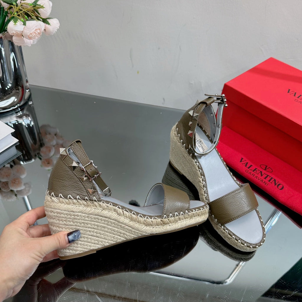 ROCKSTUD WEDGE 85 MM IN MOCHA BROWN CALFSKIN