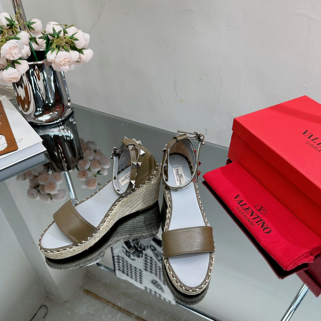 ROCKSTUD WEDGE 85 MM IN MOCHA BROWN CALFSKIN