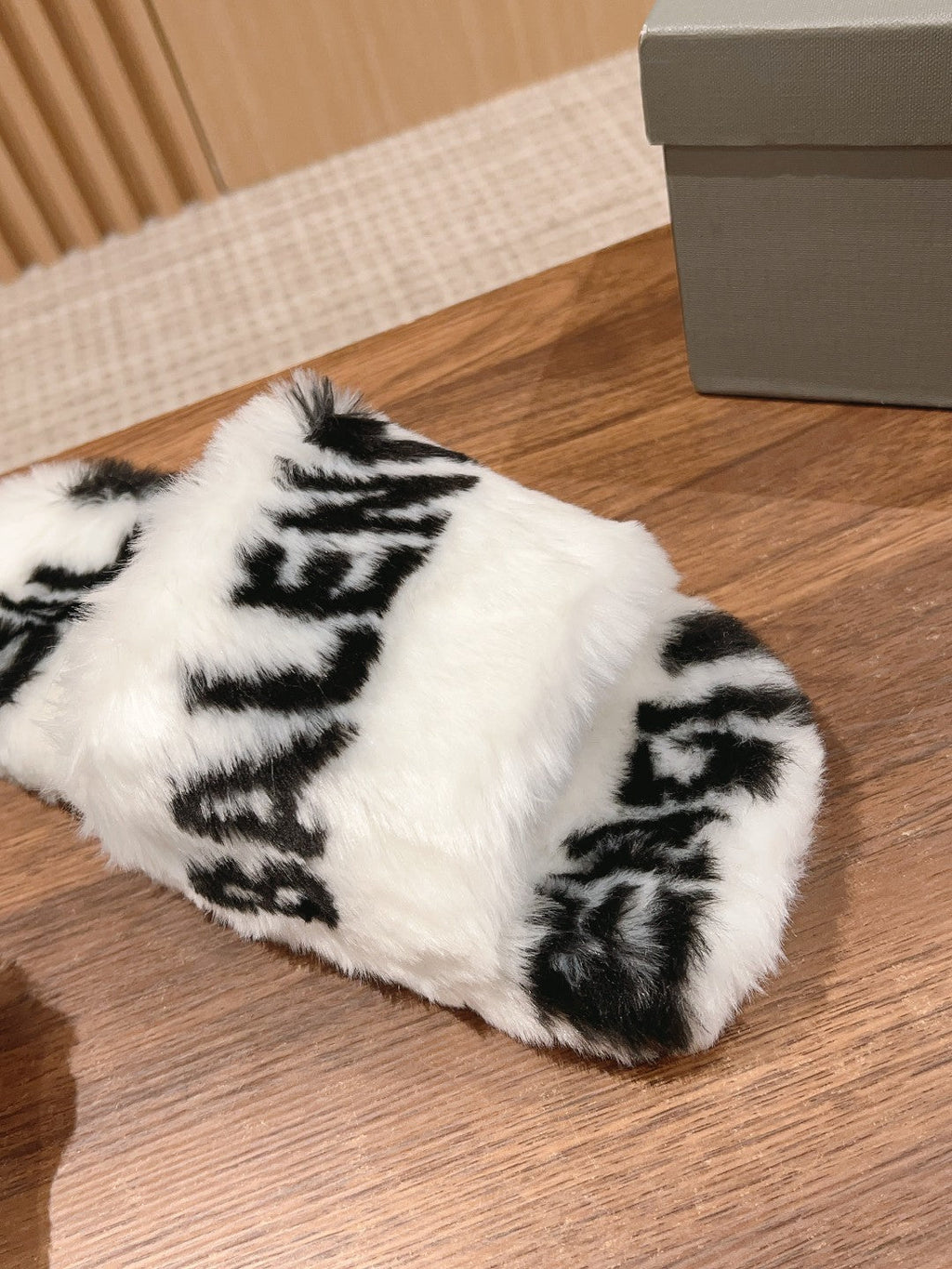 LAMB WOOL SLIPPER WHITE MIX BLACK