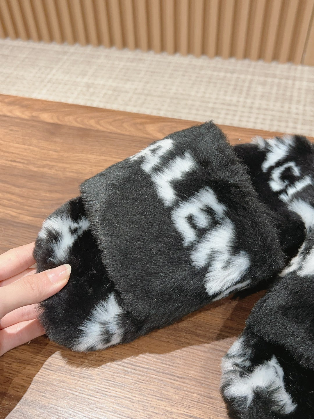 LAMB WOOL SLIPPER BLACK AND WHITE