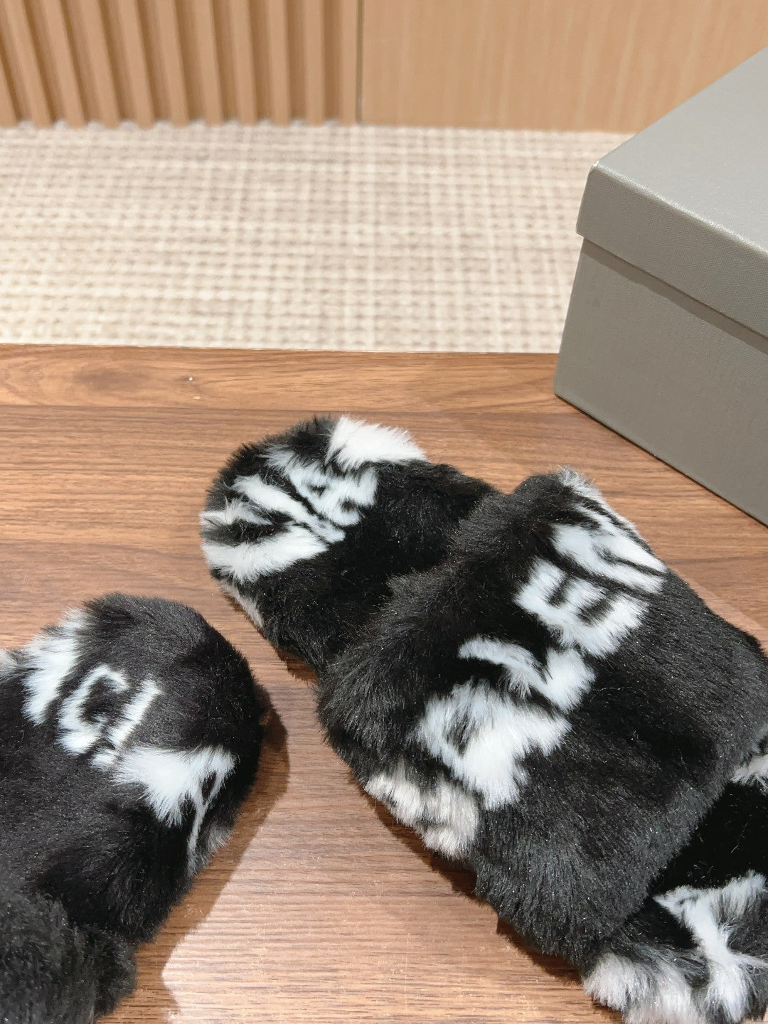 LAMB WOOL SLIPPER BLACK AND WHITE