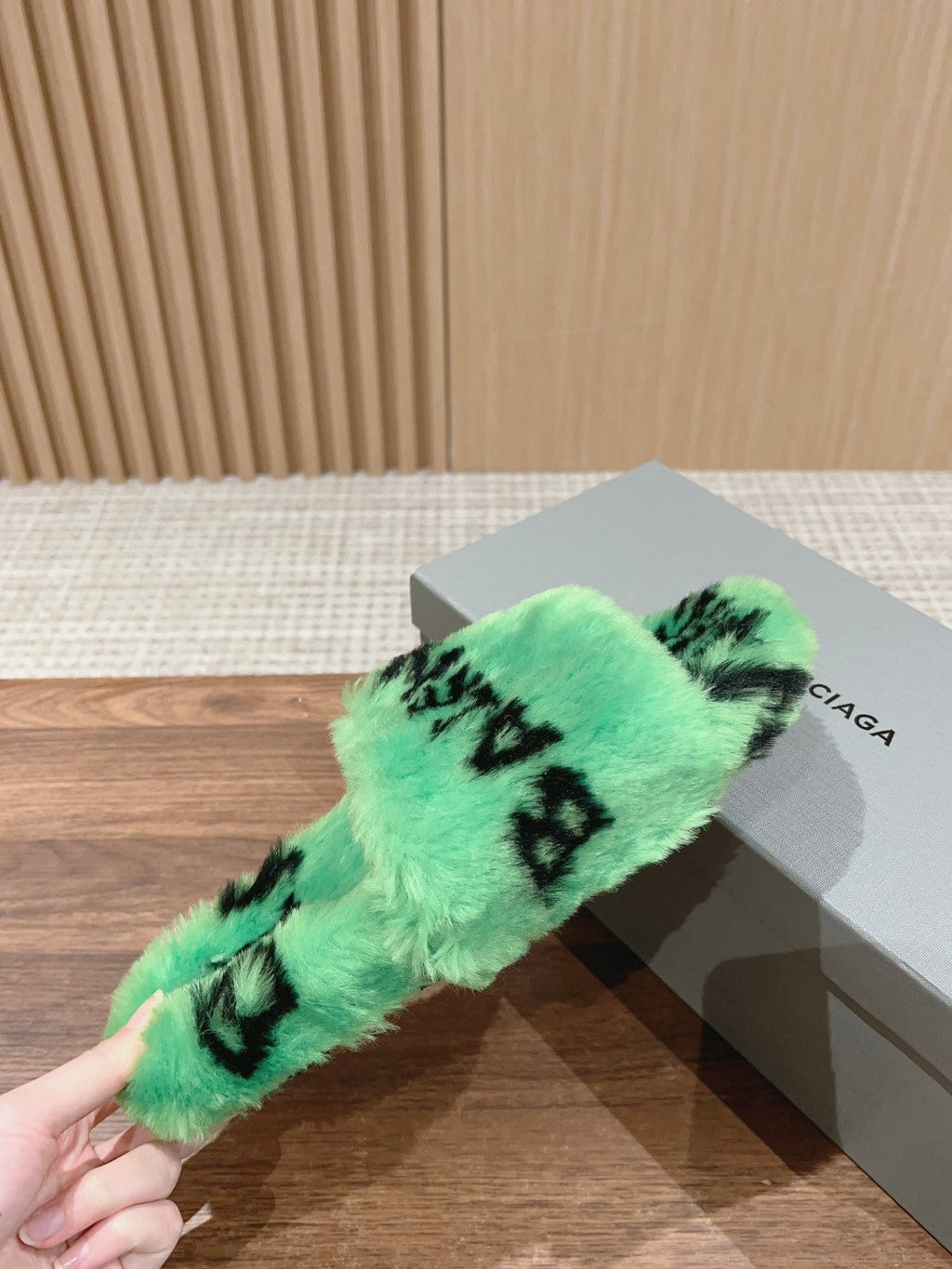 LAMB WOOL SLIPPER GREEN AND BLACK
