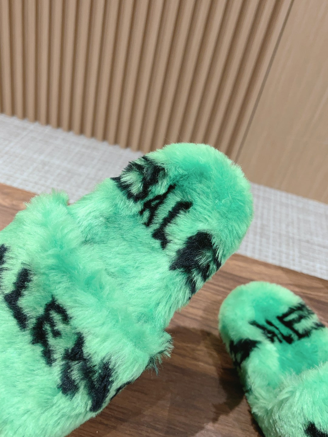 LAMB WOOL SLIPPER GREEN AND BLACK