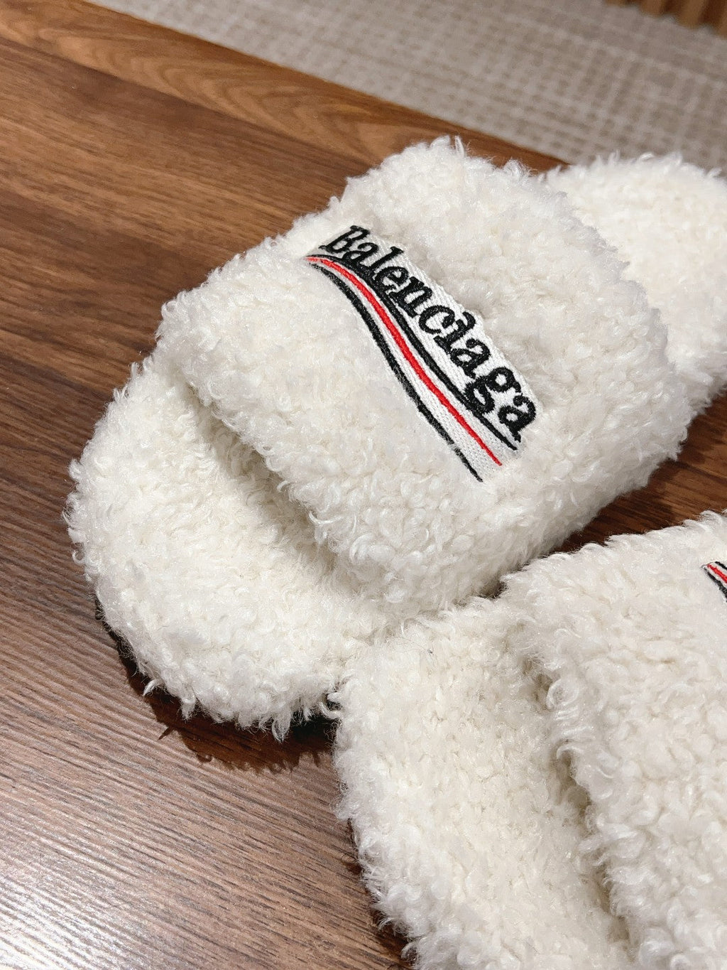 FURRY SLIDES IN WHITE CURLY SHEARLING