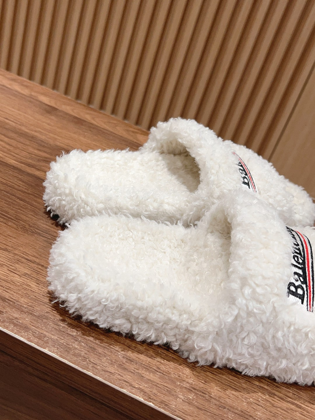 FURRY SLIDES IN WHITE CURLY SHEARLING