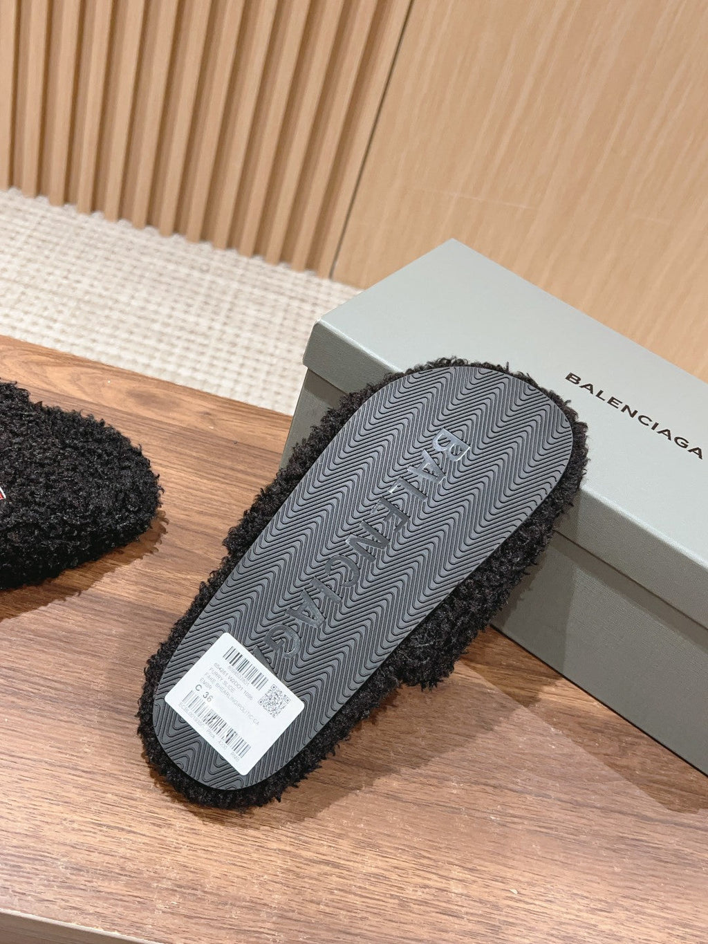 FURRY SLIDES IN BLACK CURLY SHEARLING