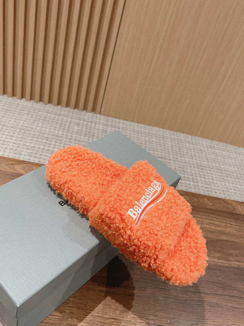 FURRY SLIDES IN ORANGE CURLY SHEARLING