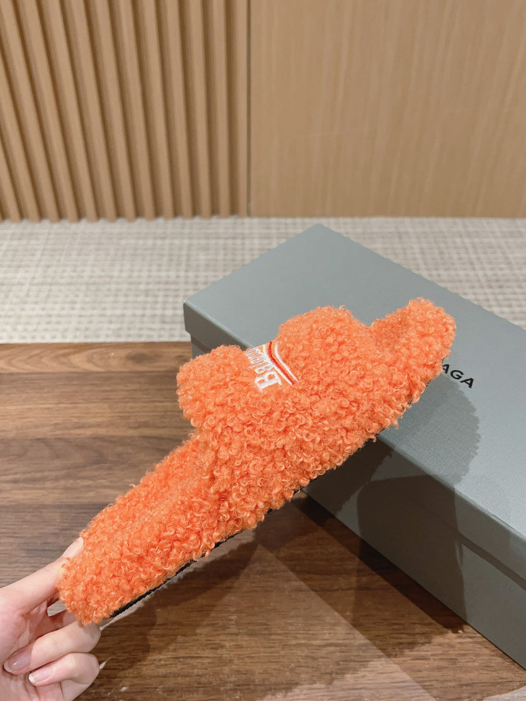 FURRY SLIDES IN ORANGE CURLY SHEARLING