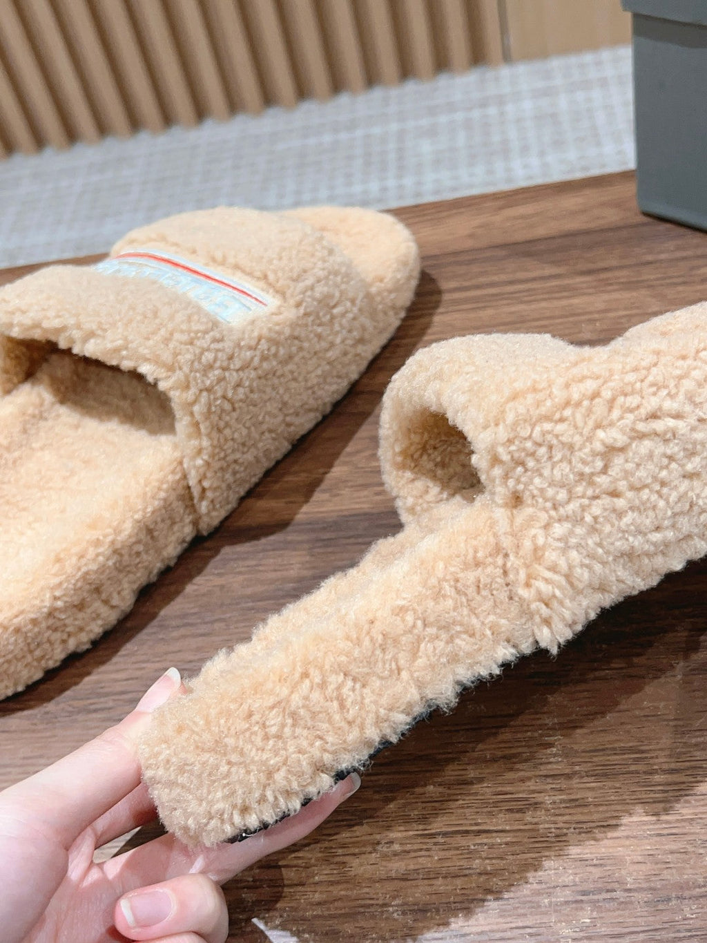 FURRY SLIDES IN BEIGE CURLY SHEARLING