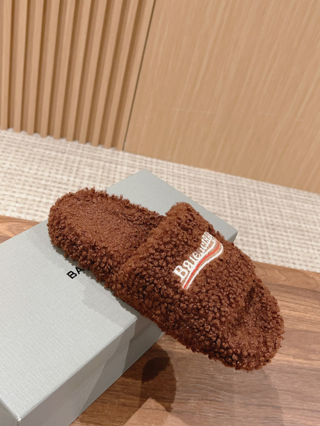FURRY SLIDES IN BROWN CURLY SHEARLING