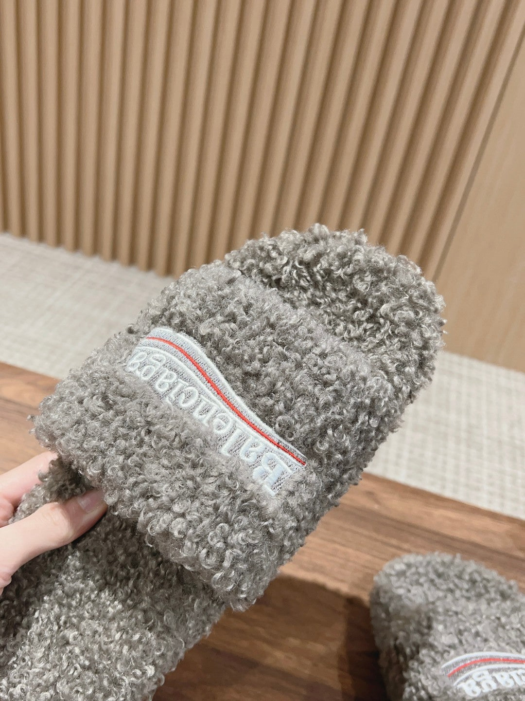 FURRY SLIDES IN GRAY CURLY SHEARLING
