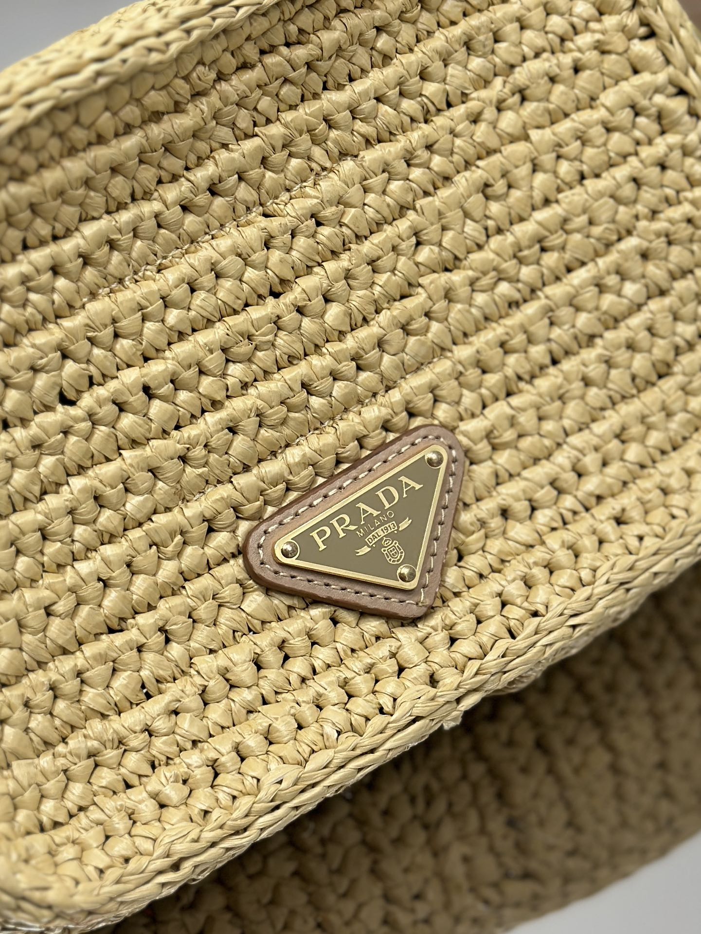 CAMERA BAG 20 IN BEIGE WOVEN RAFFIA