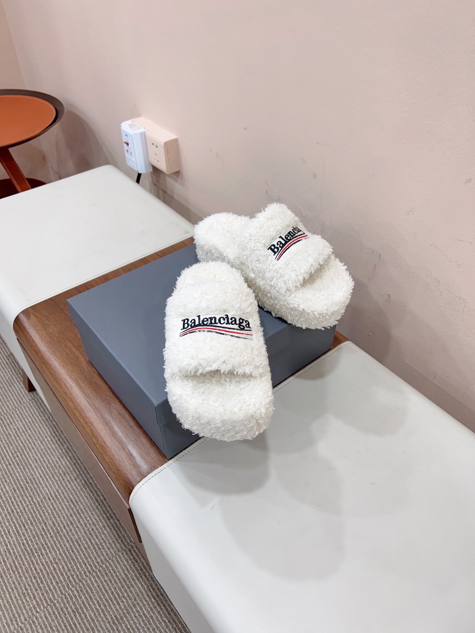 THICK-SOLED SLIPPERS IN WHITE WOOL