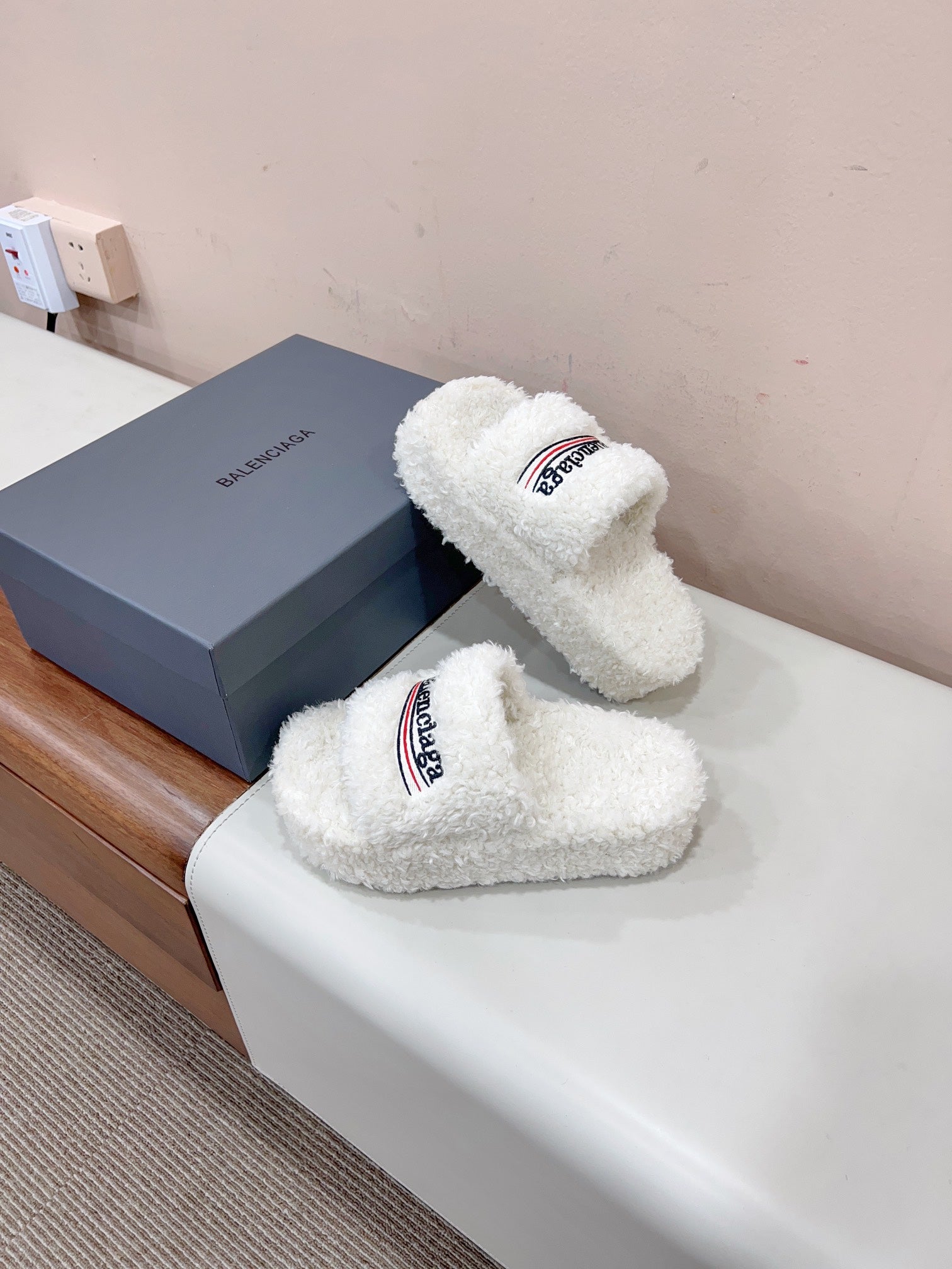 THICK-SOLED SLIPPERS IN WHITE WOOL