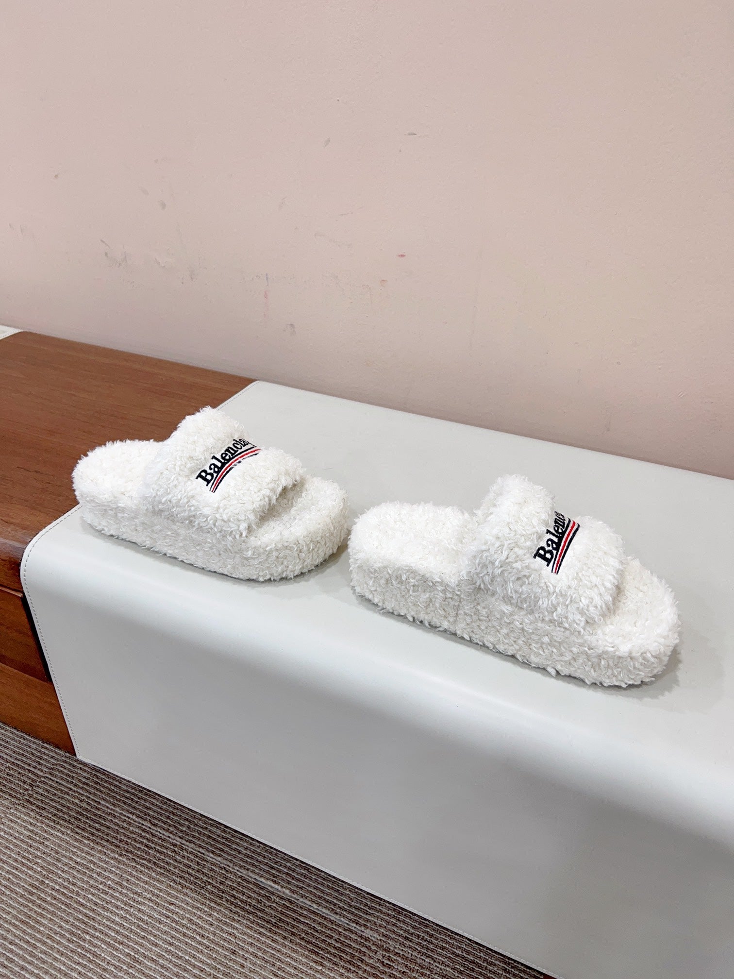 THICK-SOLED SLIPPERS IN WHITE WOOL