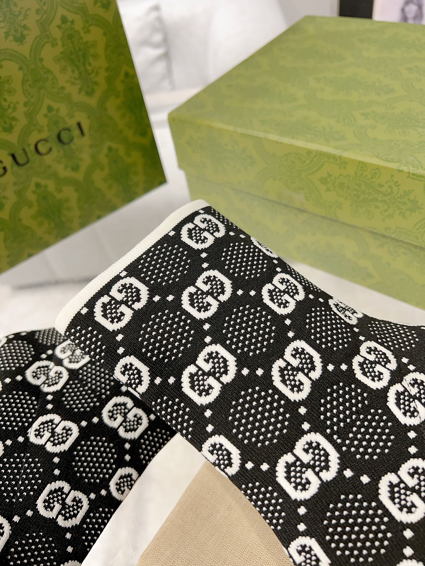 ANKLE BOOTS IN BLACK MIX WHITE KNITTED FABRIC WITH RETRO STYLE