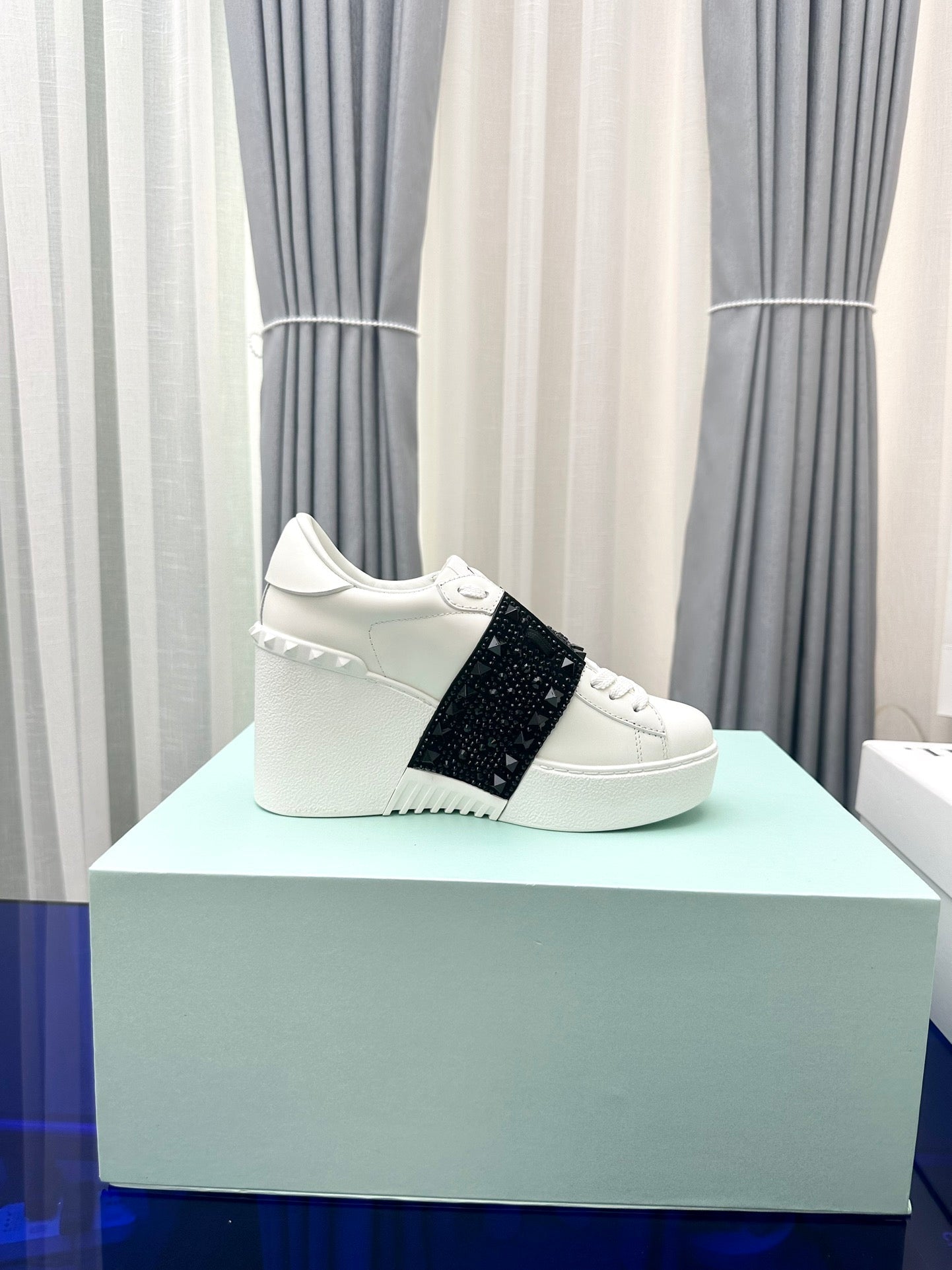 FLATFORM ROCKSTUD UNTITLED SNEAKER IN WHITE MIX BLACK CALFSKIN WITH RHINSTONES