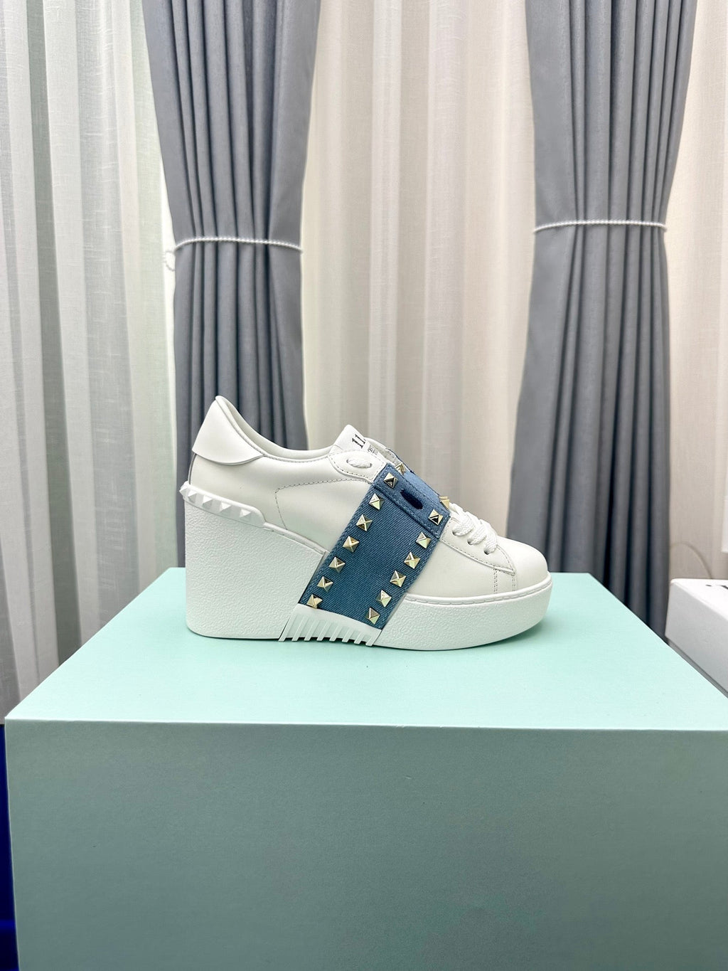 FLATFORM ROCKSTUD UNTITLED SNEAKER IN WHITE CALFSKIN MIX AEGEAN BLUE FABRIC