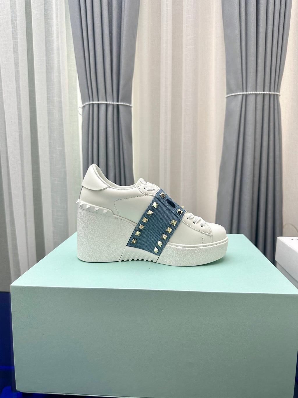 FLATFORM ROCKSTUD UNTITLED SNEAKER IN WHITE CALFSKIN MIX AEGEAN BLUE FABRIC