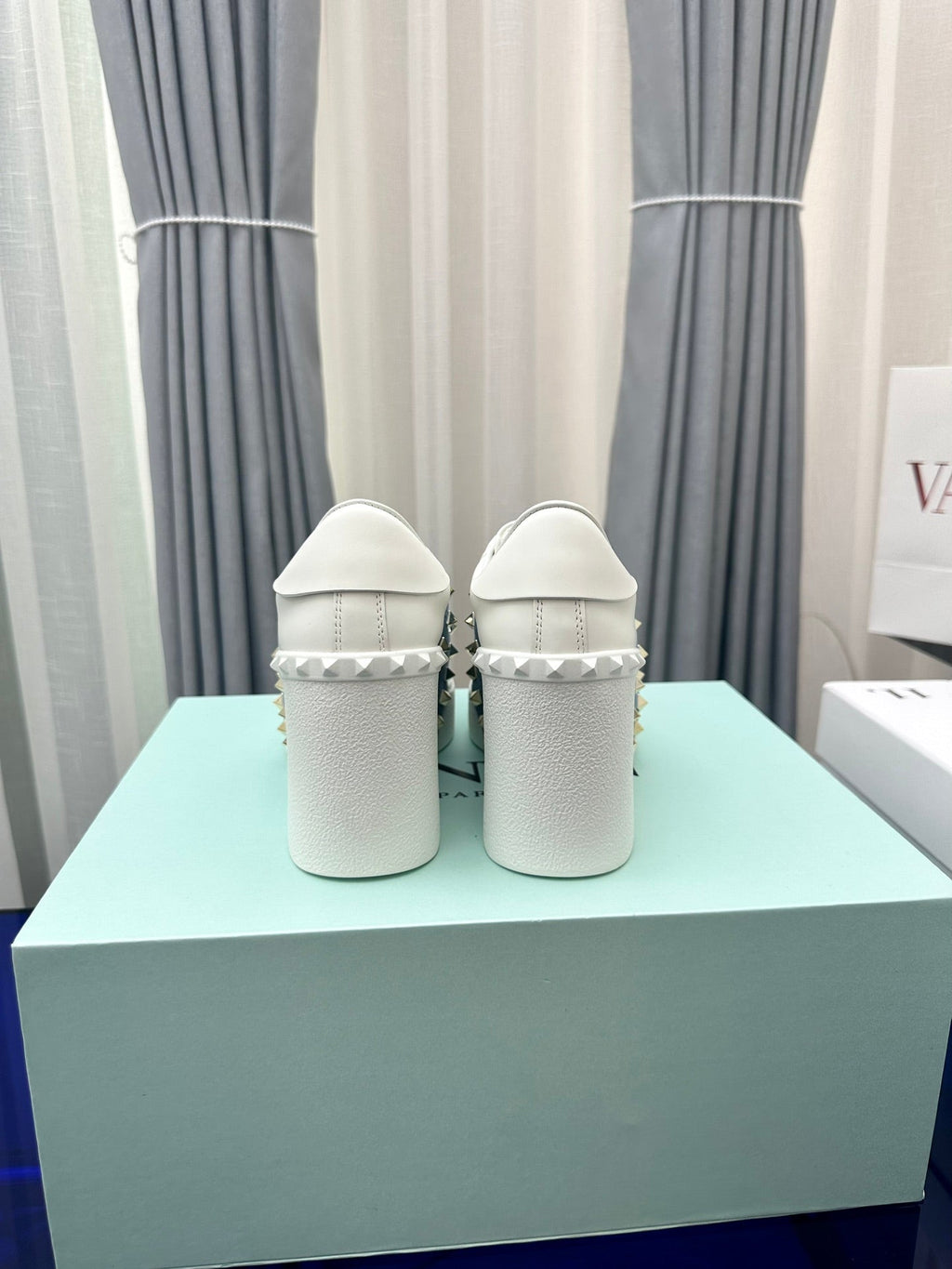 FLATFORM ROCKSTUD UNTITLED SNEAKER IN WHITE CALFSKIN MIX AEGEAN BLUE FABRIC