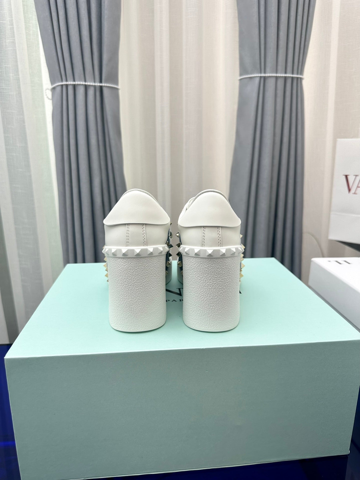 FLATFORM ROCKSTUD UNTITLED SNEAKER IN WHITE CALFSKIN MIX AEGEAN BLUE FABRIC