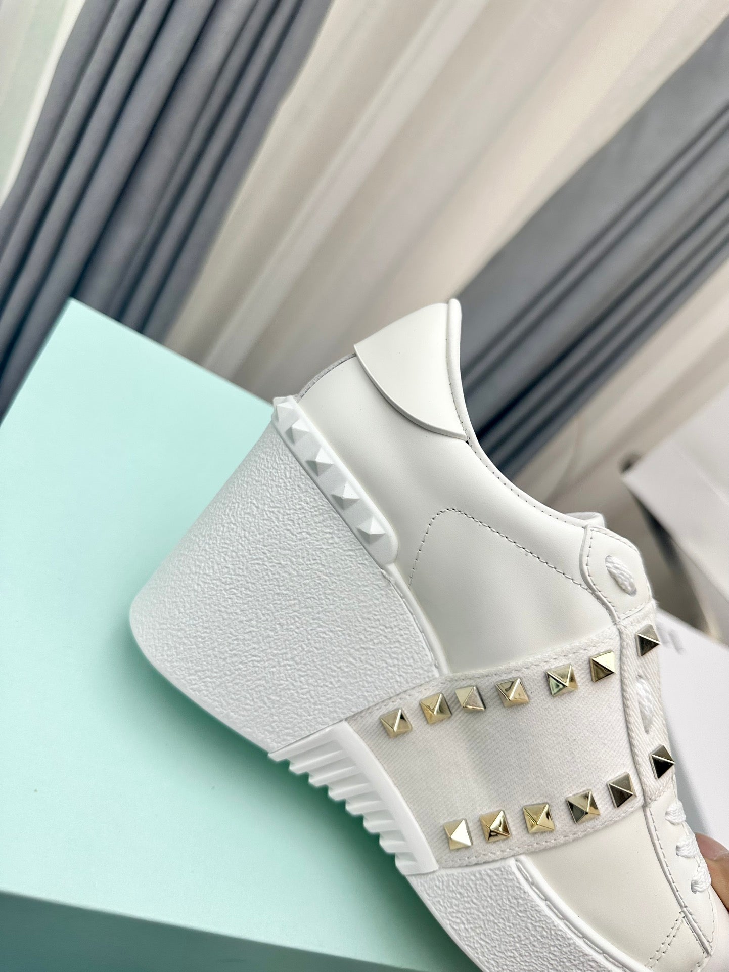 FLATFORM ROCKSTUD UNTITLED SNEAKER IN WHITE CALFSKIN