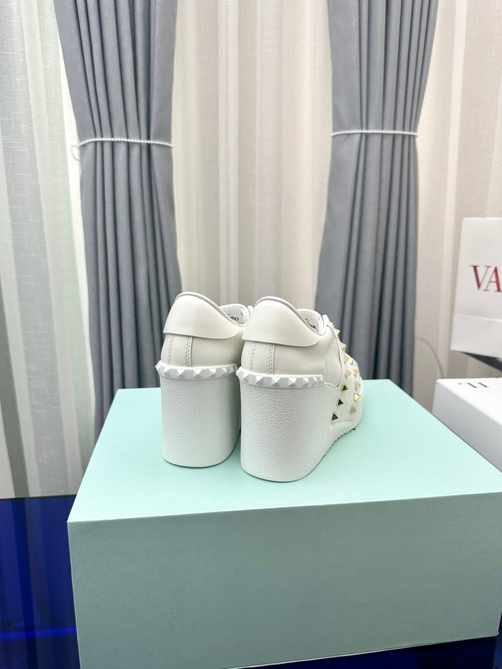 FLATFORM ROCKSTUD UNTITLED SNEAKER IN WHITE CALFSKIN