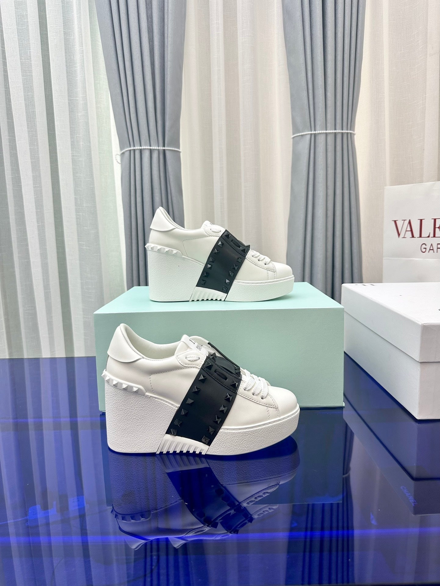 FLATFORM ROCKSTUD UNTITLED SNEAKER IN WHITE MIX BLACK CALFSKIN