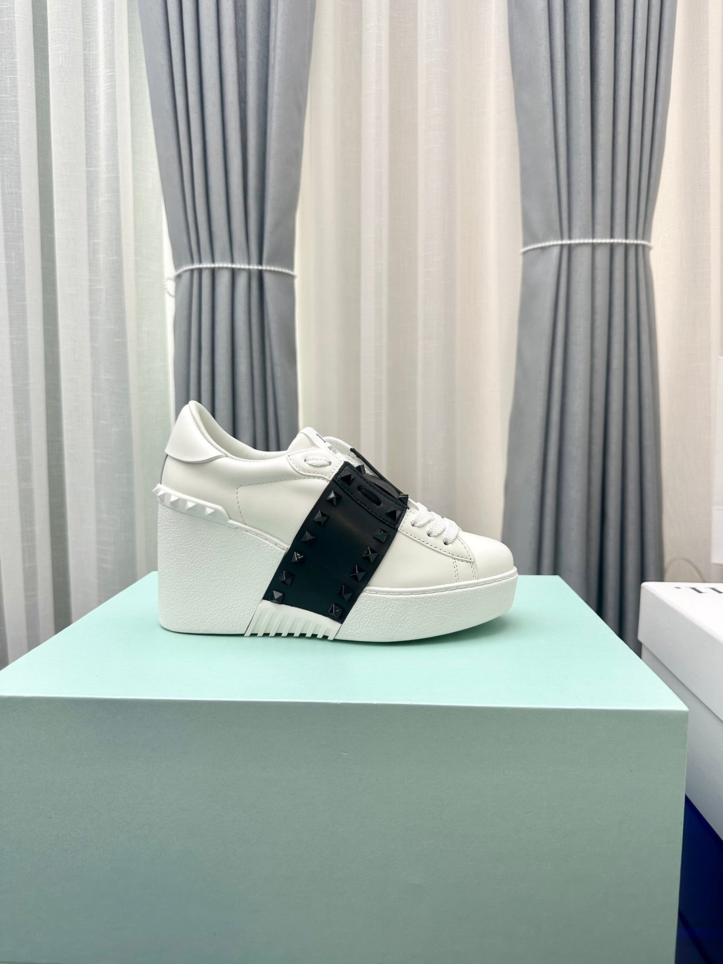 FLATFORM ROCKSTUD UNTITLED SNEAKER IN WHITE MIX BLACK CALFSKIN