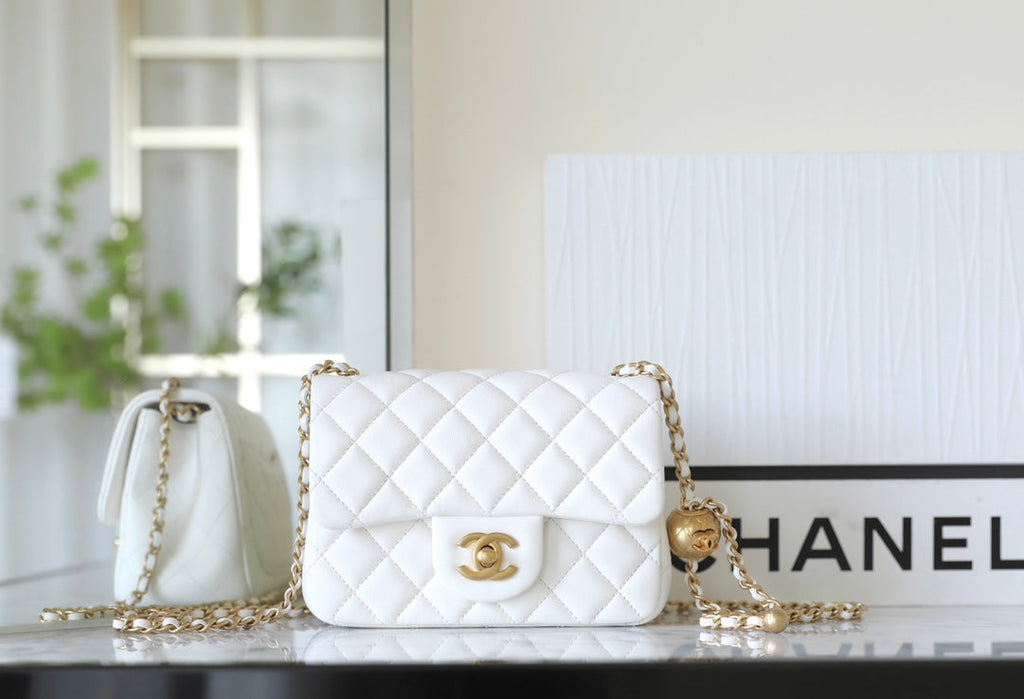 CHANEL 25S FLAP BAG 18 CM IN WHITE LAMBSKIN WITH GOLD HARDWARE