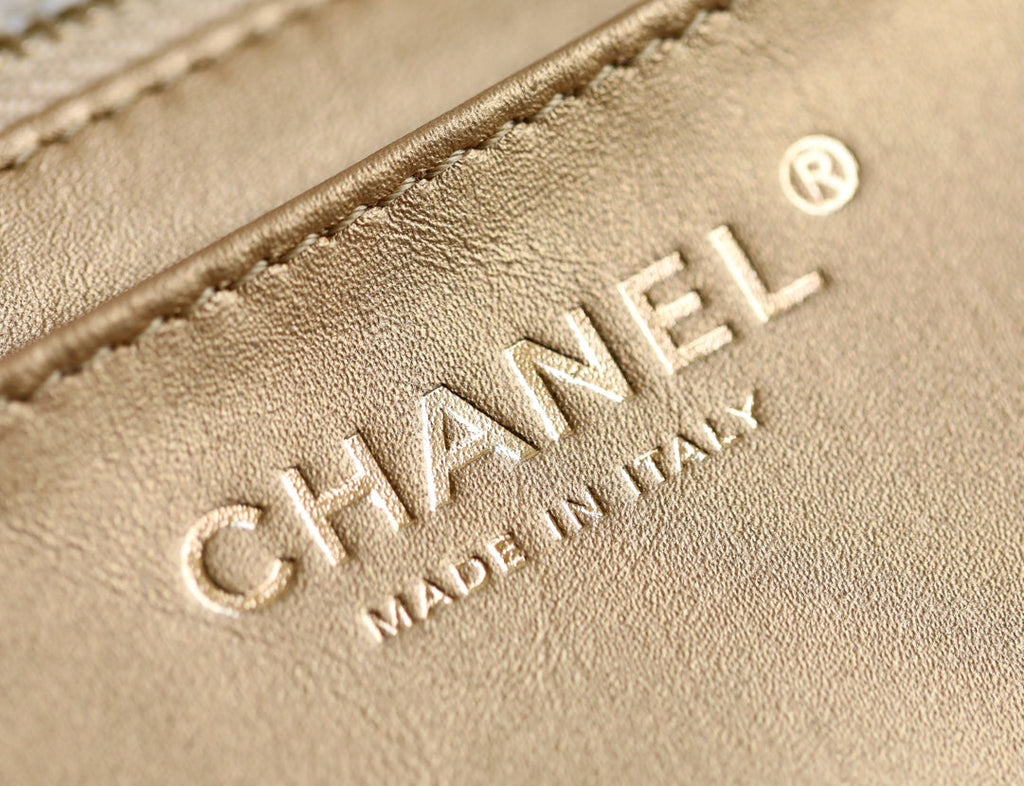 CHANEL 25S FLAP BAG 18 CM IN WHITE LAMBSKIN WITH GOLD HARDWARE