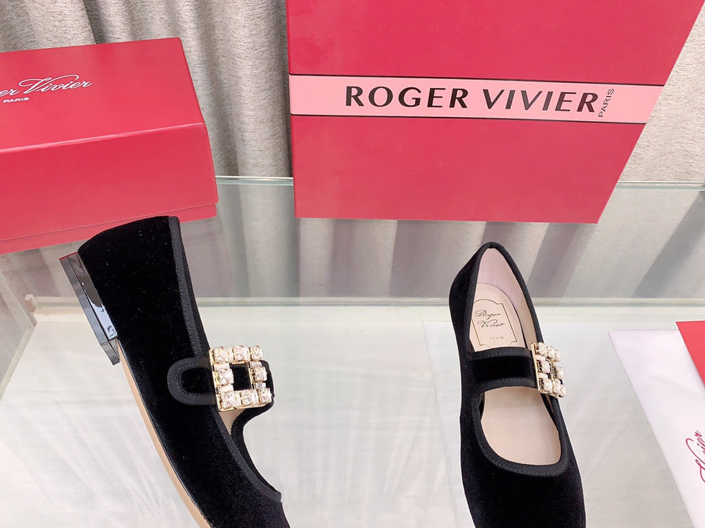 TRÈS VIVIER MARY JANE IN BLACK VELVET CRYSTAL BUCKLE
