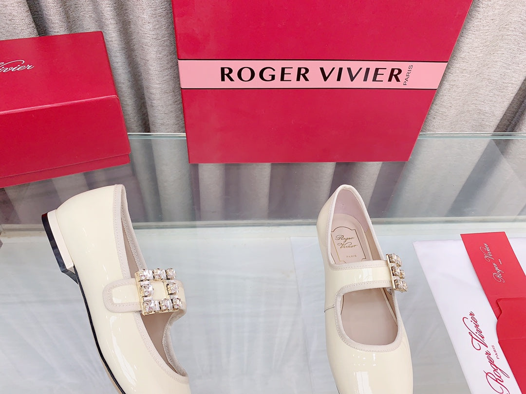 TRÈS VIVIER MARY JANE OFF WHITE PATENT CALFSKIN CRYSTAL BUCKLE